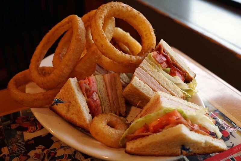 Club sandwich with onion rings